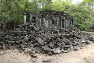 废墟中的古老建筑遗迹