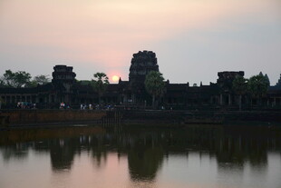 黄昏下的吴哥窟静谧倒影