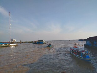 河畔停泊的多彩船只