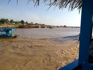 乘船观浑浊河水及岸边景