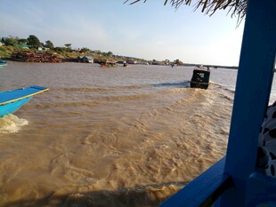 乘船观浑浊河水景象