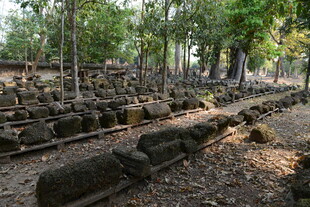 古老废墟中的石砌遗迹