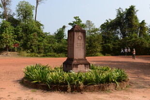 林中纪念碑 绿植环绕