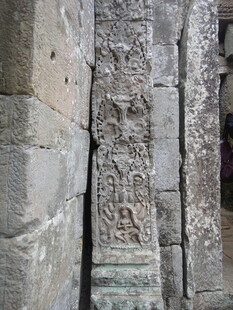 柬埔寨古老石柱上的精美雕刻