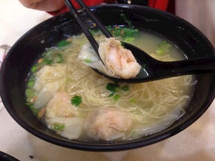 鲜虾云吞面特写