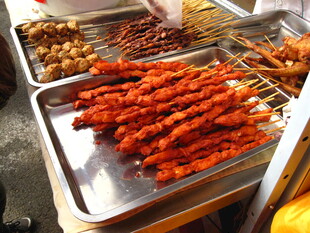 街头美味烤串待品尝