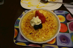 美味焦糖布丁配新鲜水果