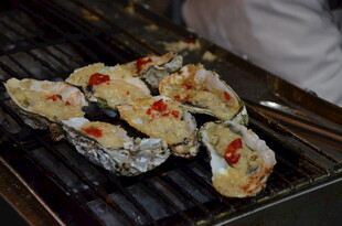 烤架上的美味芝士焗生蚝