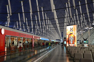 现代高铁站候车大厅景象