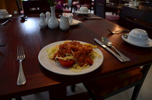 餐桌上的美味意大利面