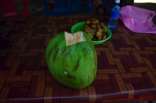 桌上的青椰子及周边水果