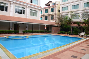 庭院中的蓝色泳池景观