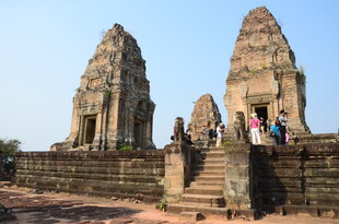 吴哥古迹前的游客身影