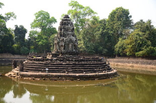 柬埔寨古老水中寺庙景观
