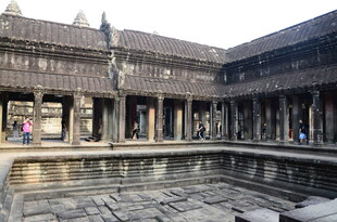 古老寺庙庭院内景