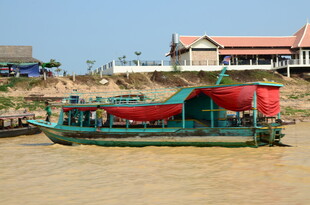 柬埔寨水上的特色船只