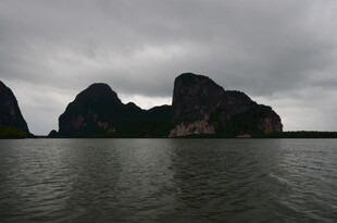 海上奇峰 阴云下的壮丽景观