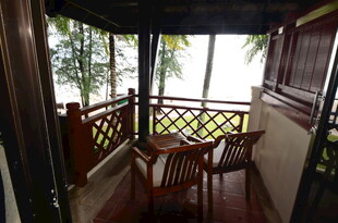 阳台木质桌椅观景空间