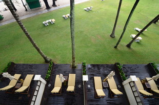 俯瞰户外休闲座椅与绿植