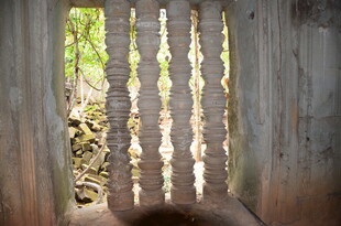 古旧雕花木质窗棂