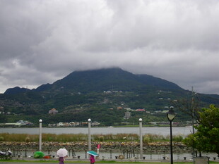 云雾缭绕的山景风光