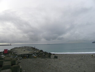 阴云下的宁静海滩