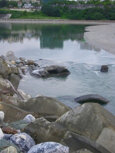 河畔岩石与宁静水面景观