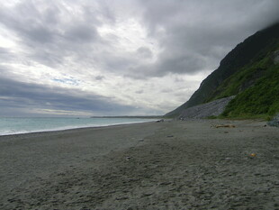 云雾缭绕下的幽静海滩