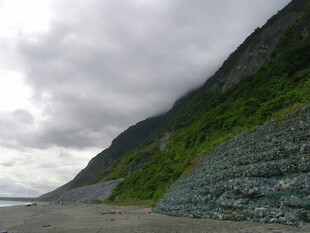 云雾缭绕的山边碎石滩