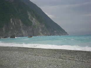 海边砾石滩与青山海景