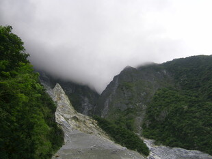 云雾缭绕的壮丽山谷景观