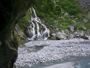 山间溪流瀑布美景