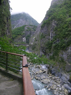 山间栈道旁的溪流与青山