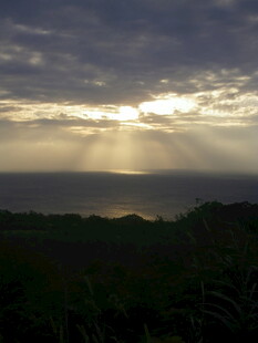 海上日出穿透云层美景