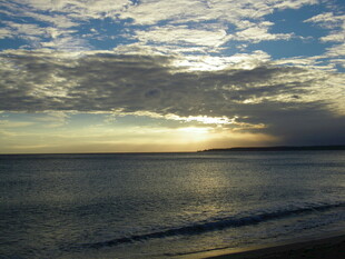 海边日落时分的壮丽景象