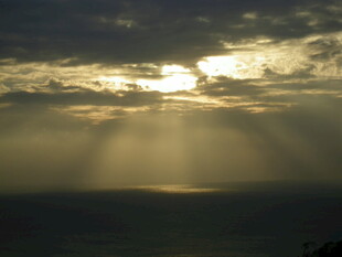海上日出光束穿透云层