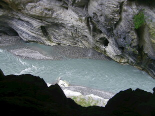峡谷中的湍急蓝色河流