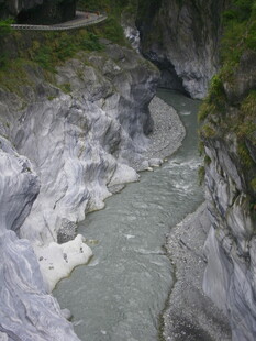 峡谷中的蜿蜒河流