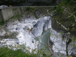山间峡谷溪流景观