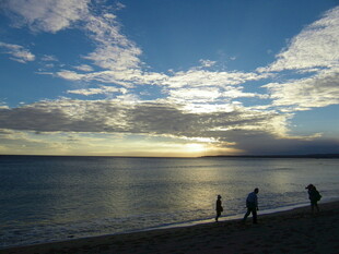 海边日落时的漫步身影