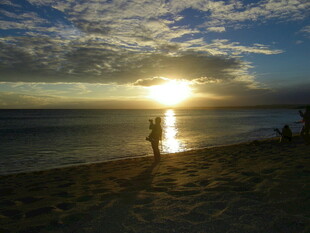 海边日落时的孤独身影