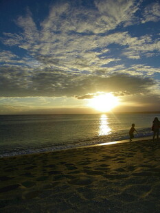 夕阳下海滩上的温馨身影