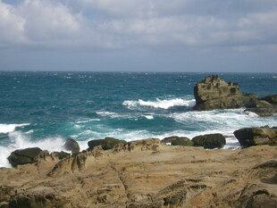 海边礁石与翻涌海浪画面