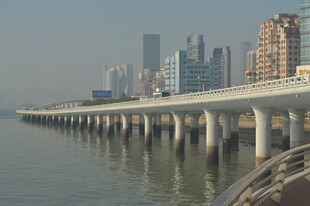 城市江畔的高架桥景观