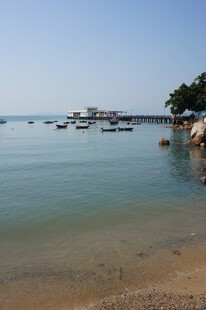 宁静海边停泊船只的美景