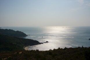 山海间的宁静海面风光