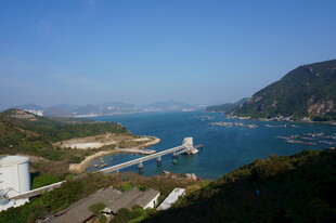 山海相依的美丽港湾景色