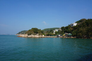 海滨美景 青山绿水映蓝天