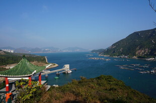 山海相依的美丽港湾景色