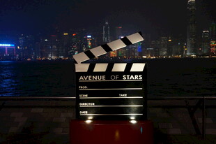 城市夜景前的电影场记板